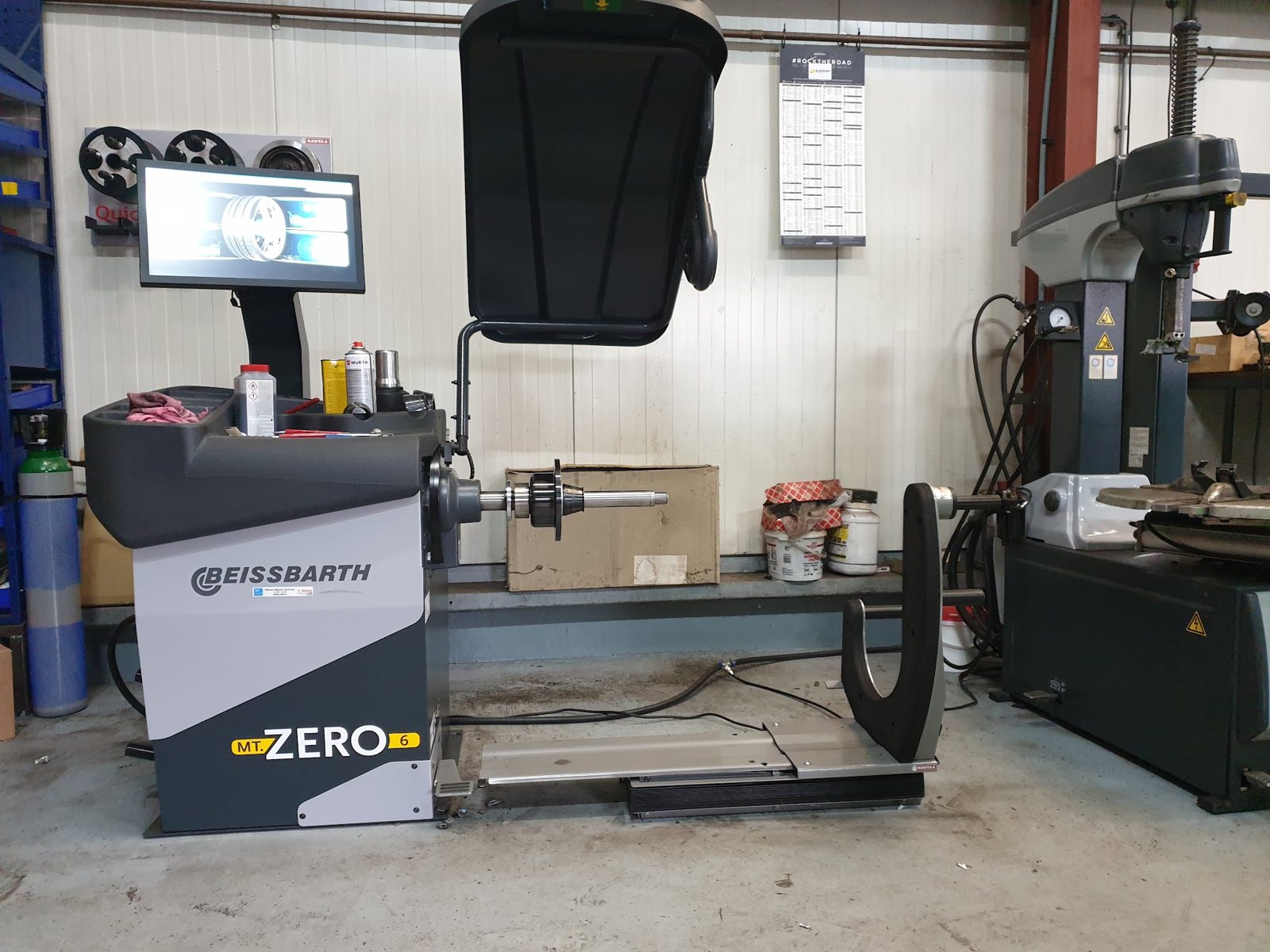 Wielbalanceermachine en bandenwisselaar in de werkplaats van Garage Oosterhuis