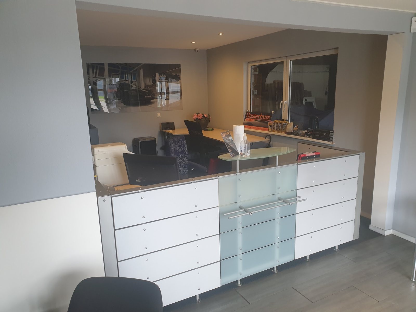 De receptiebalie van Garage Oosterhuis