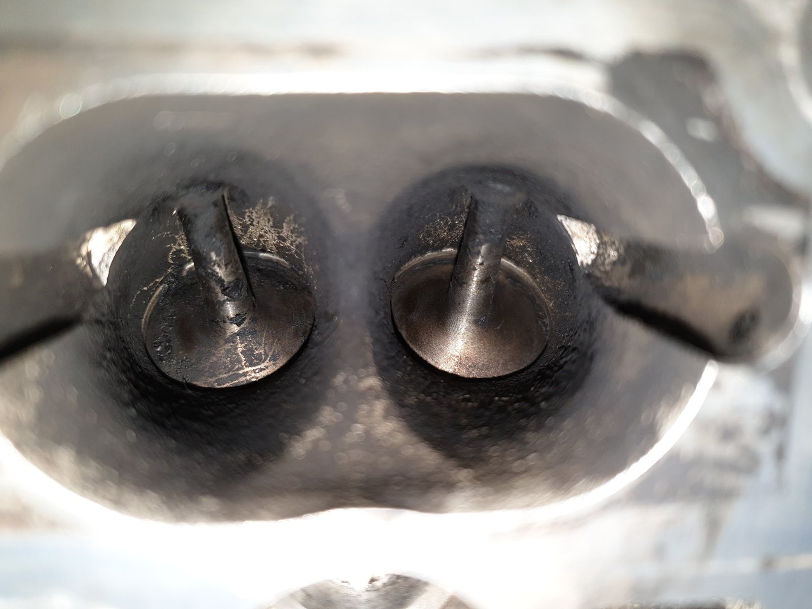 Close-up van twee klepzittingen in een motorblok